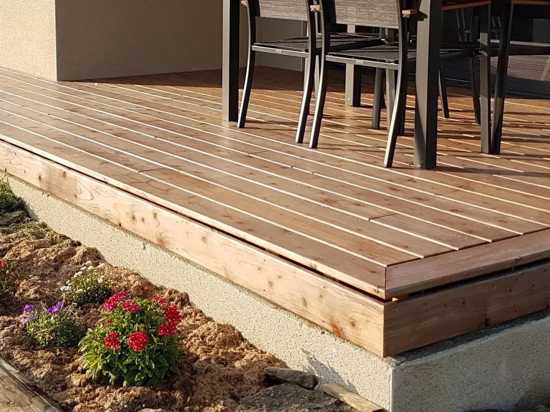Terrasse en bois et abords aménagés par l'entreprise de bricolage Olivier Services
