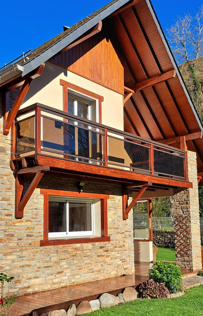 Balcon en bois et garde-corps d'un chalet