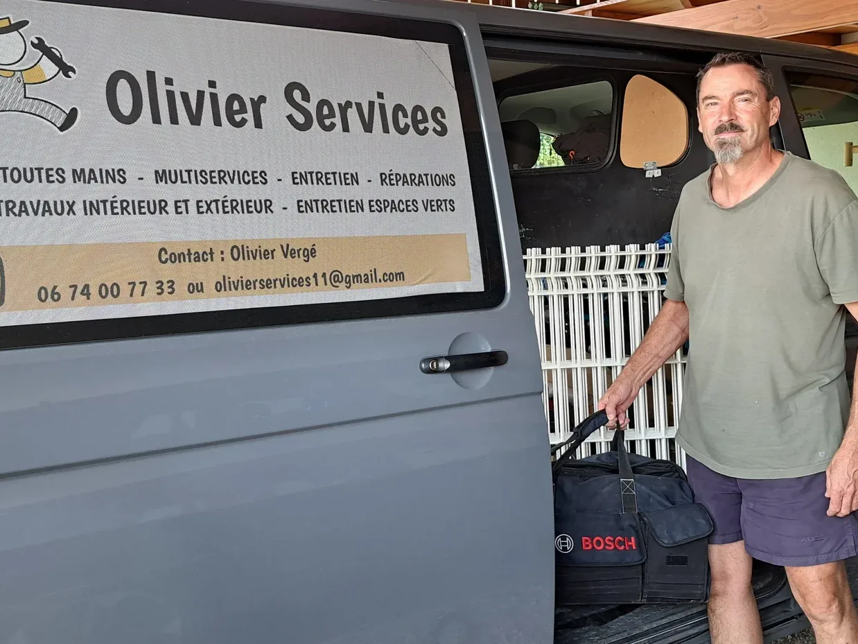 Olivier VERGÉ devant le camion atelier d'Olivier Services à Mirepoix