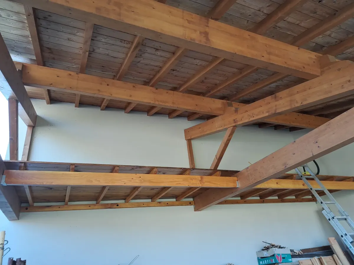 Charpente apparente en bois reprise en lasure par Olivier Services