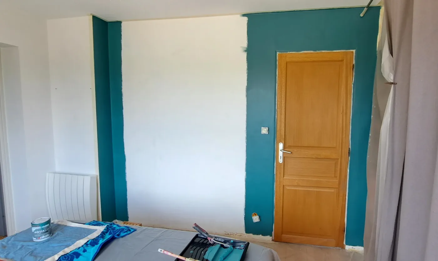Chambre repeinte en bleu canard, encadrement de porte et découpes nettes