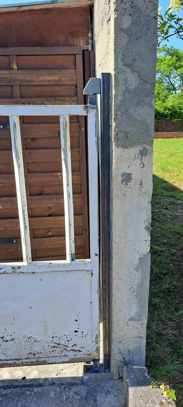 Soudure d'un montant métallique pour adapter un portail existant