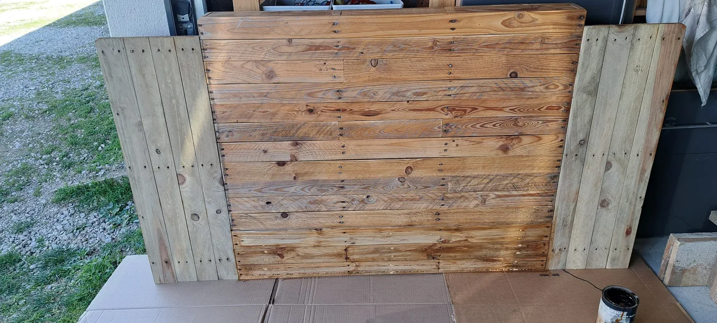 Tête de lit en bois de palette élargie, vue de la face arrière